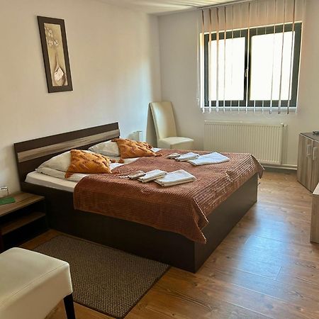 Bed and Breakfast Aranykakas Etterem Es Panzio Sîndominic Exteriér fotografie