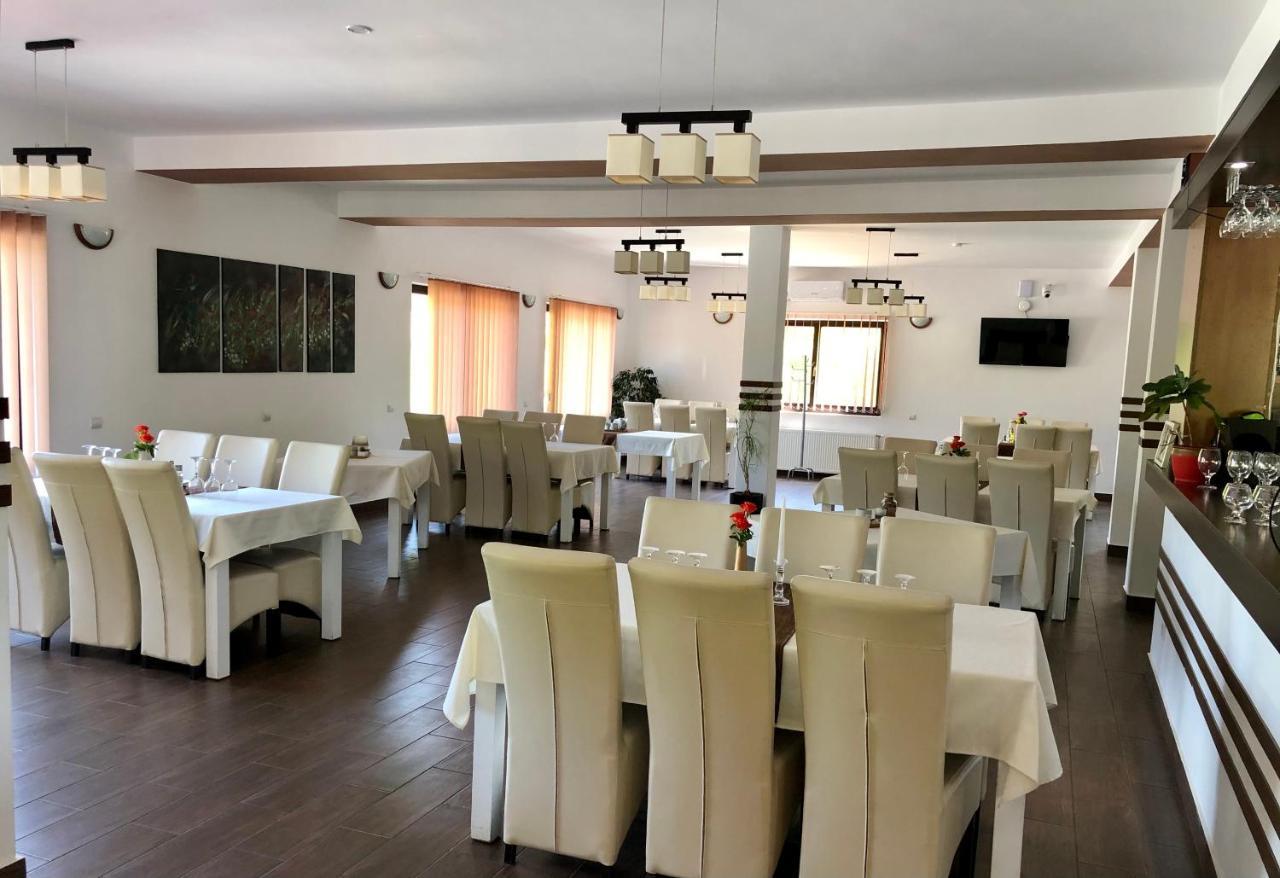 Bed and Breakfast Aranykakas Etterem Es Panzio Sîndominic Exteriér fotografie