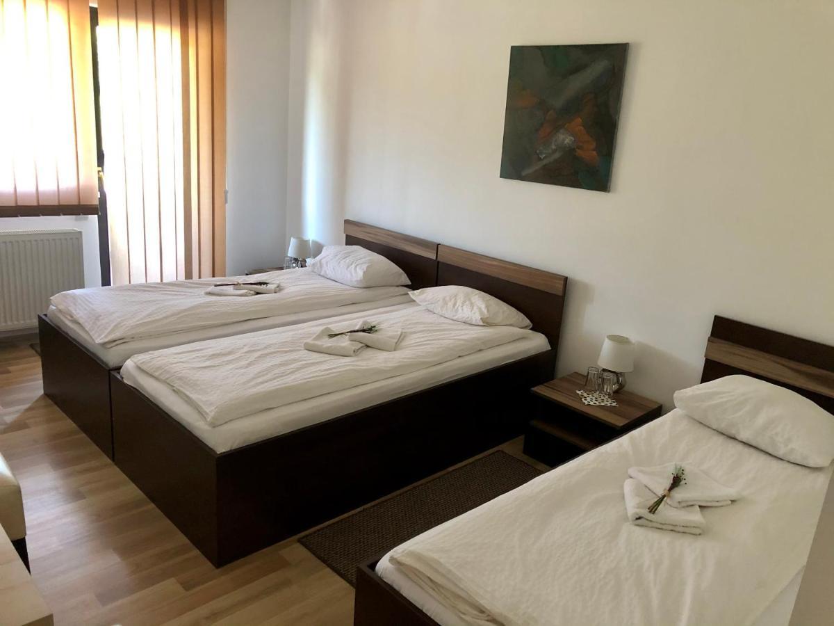Bed and Breakfast Aranykakas Etterem Es Panzio Sîndominic Exteriér fotografie