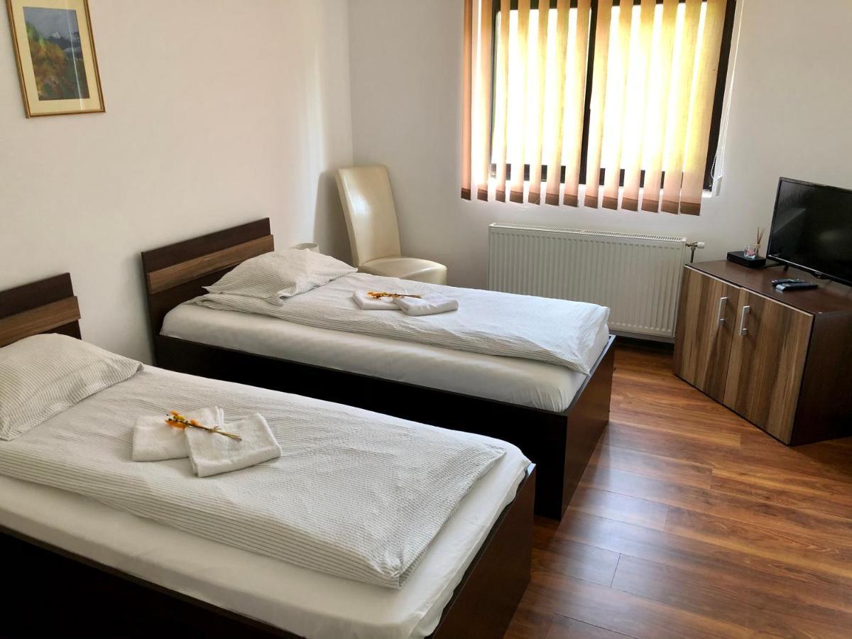 Bed and Breakfast Aranykakas Etterem Es Panzio Sîndominic Exteriér fotografie