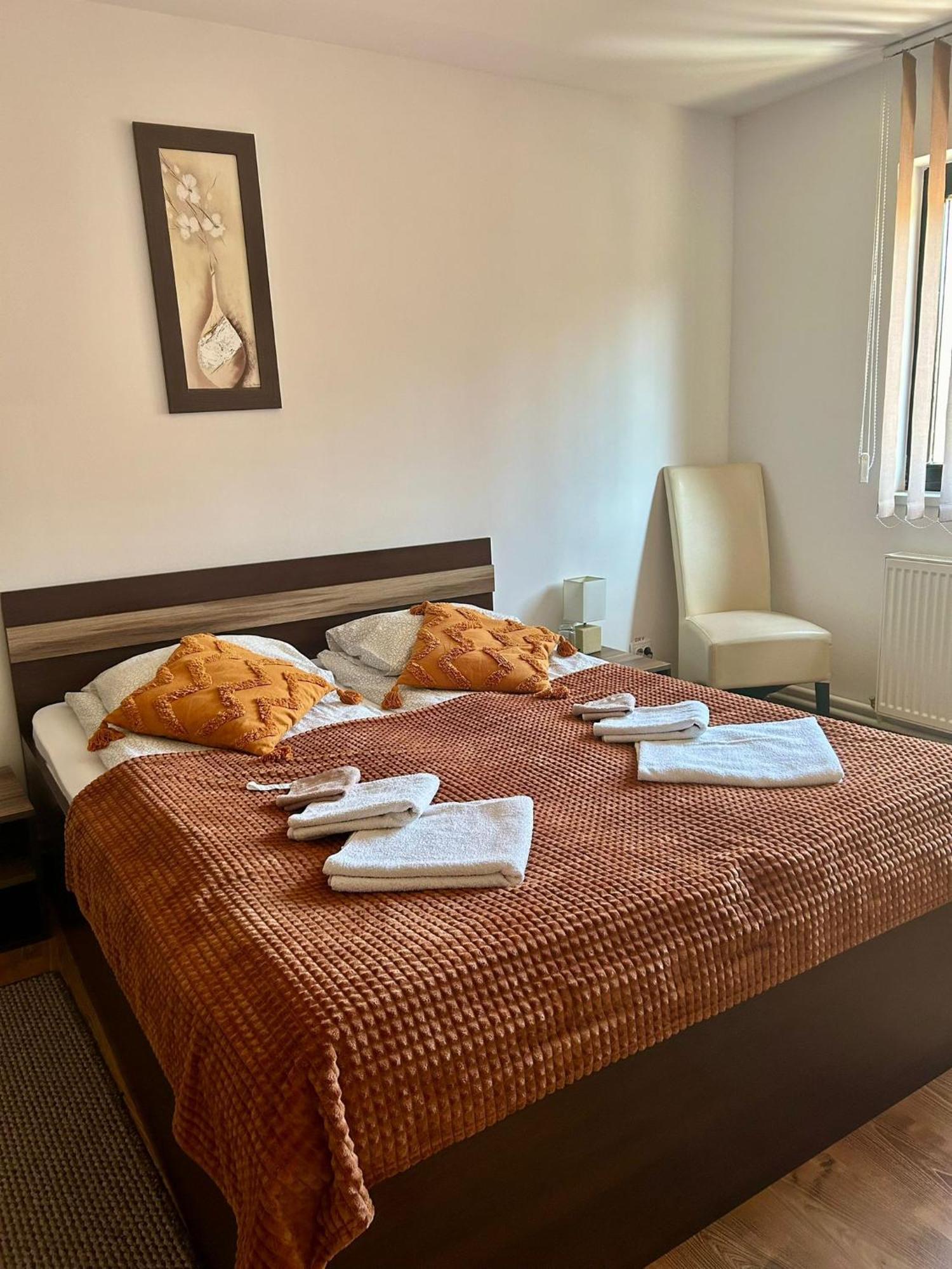 Bed and Breakfast Aranykakas Etterem Es Panzio Sîndominic Exteriér fotografie
