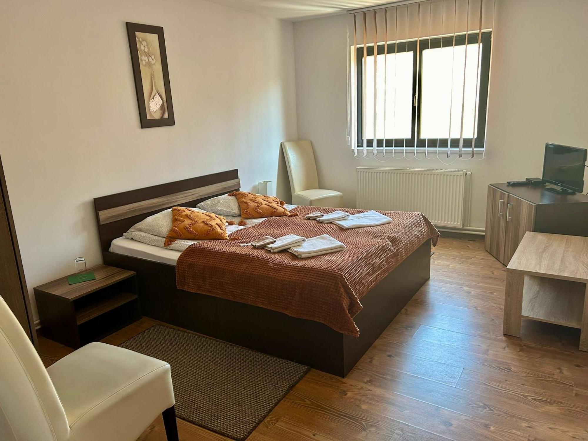 Bed and Breakfast Aranykakas Etterem Es Panzio Sîndominic Exteriér fotografie