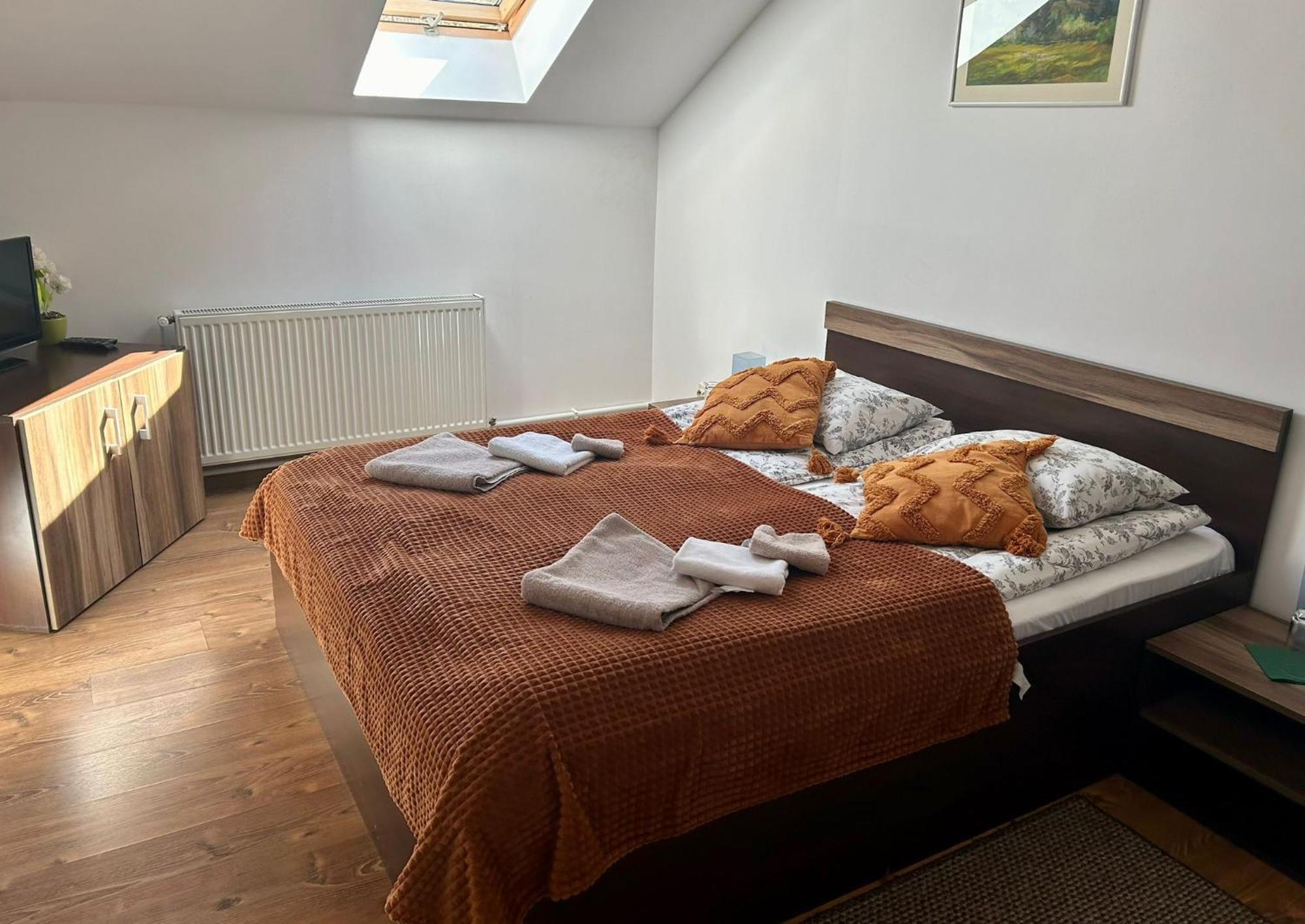 Bed and Breakfast Aranykakas Etterem Es Panzio Sîndominic Exteriér fotografie